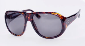 Vintagebrille mit sehr breiten Bügeln und grauen Kunststoffgläsern