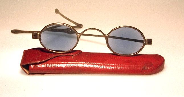 Museale Brille aus Silber hergestellt in England um 1800, aus dem Brillenmuseum Wilke in Hamburg