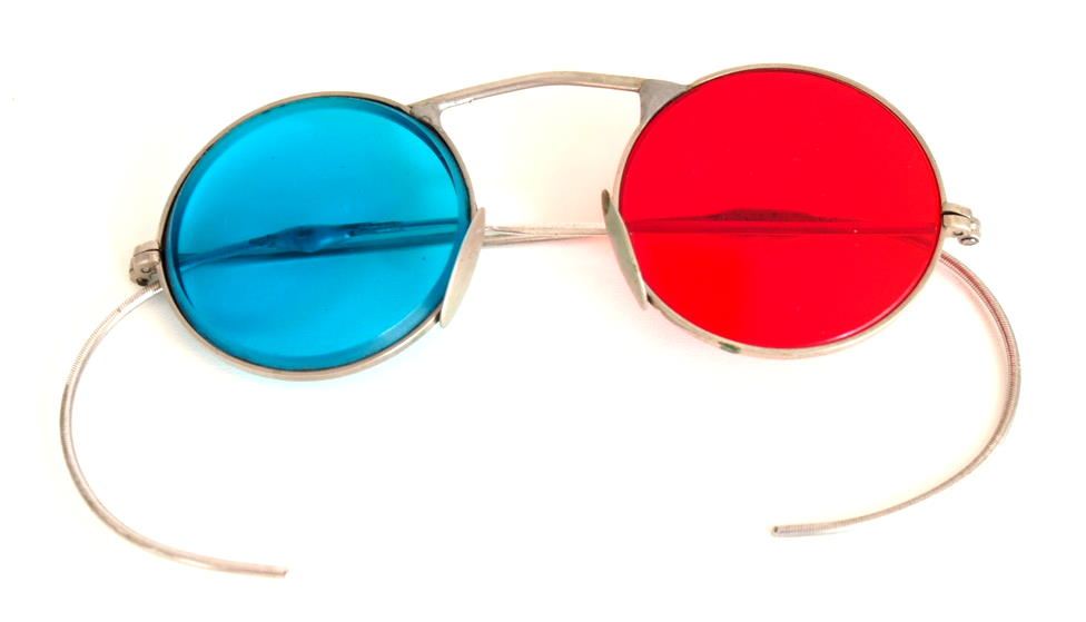 antike runde Stereo Brille mit blaugünem und rotem Brillenglas, die Brille Gespinstbügel 1676