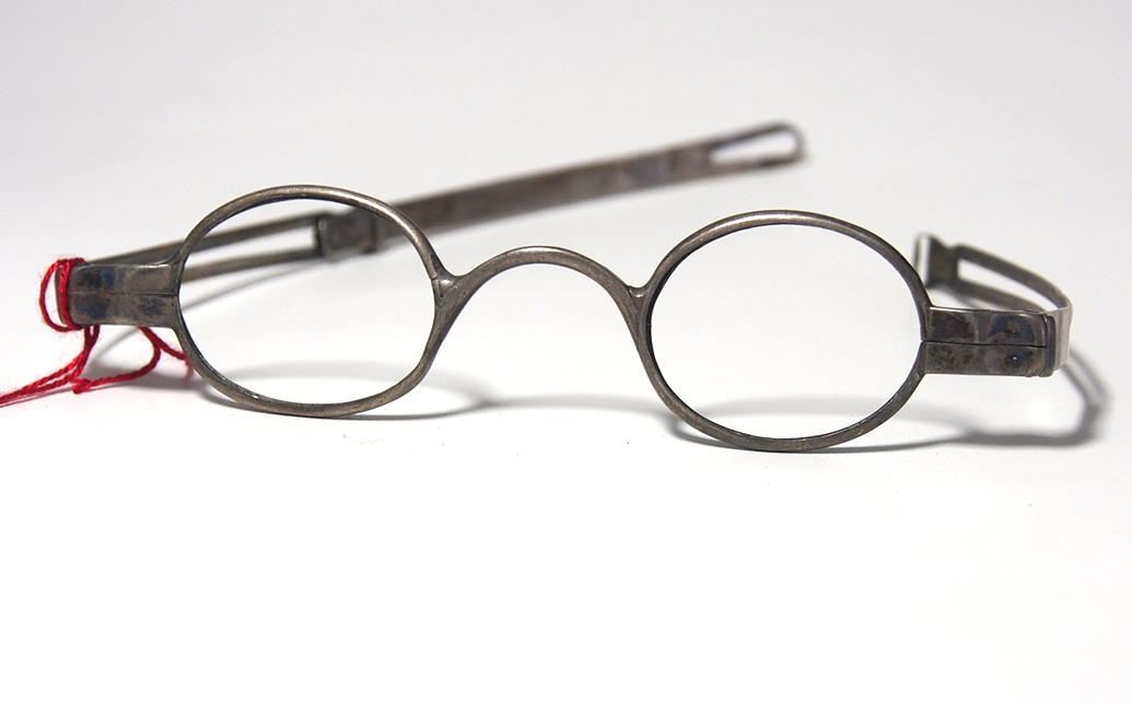 Brille aus dem Brillenmuseum ovale Schläfenbrille 974A