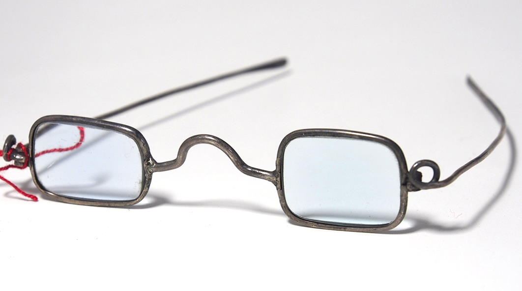 Brille aus dem Brillenmuseum eckige Brille 977A