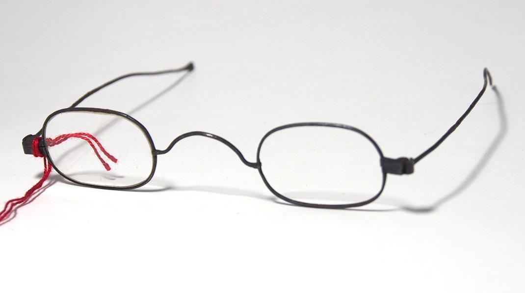 Brille aus dem Brillenmuseum filigrane, ovale Brille 980