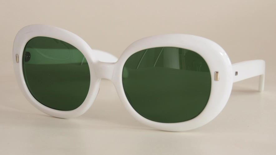 Vintage Sonnenbrille / weiße 90er Jahre Sonnenbrille 36.81KB