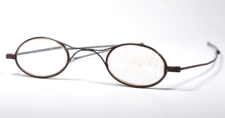 Historische Stahlbrille mit Brezelsteg, Doppelstangenbügeln aus und optischen Bi Gläsern.