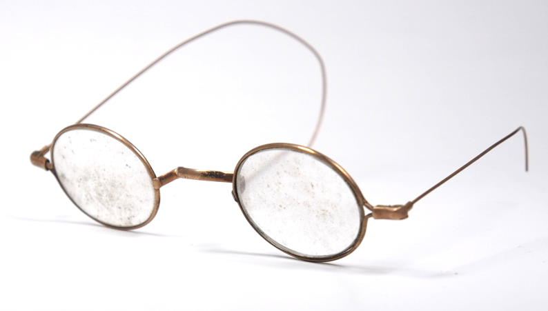 Historische, ovale Golddouble Brille aus dem Ende des 19 Jh. aus dem Brillenmuseum Hamburg