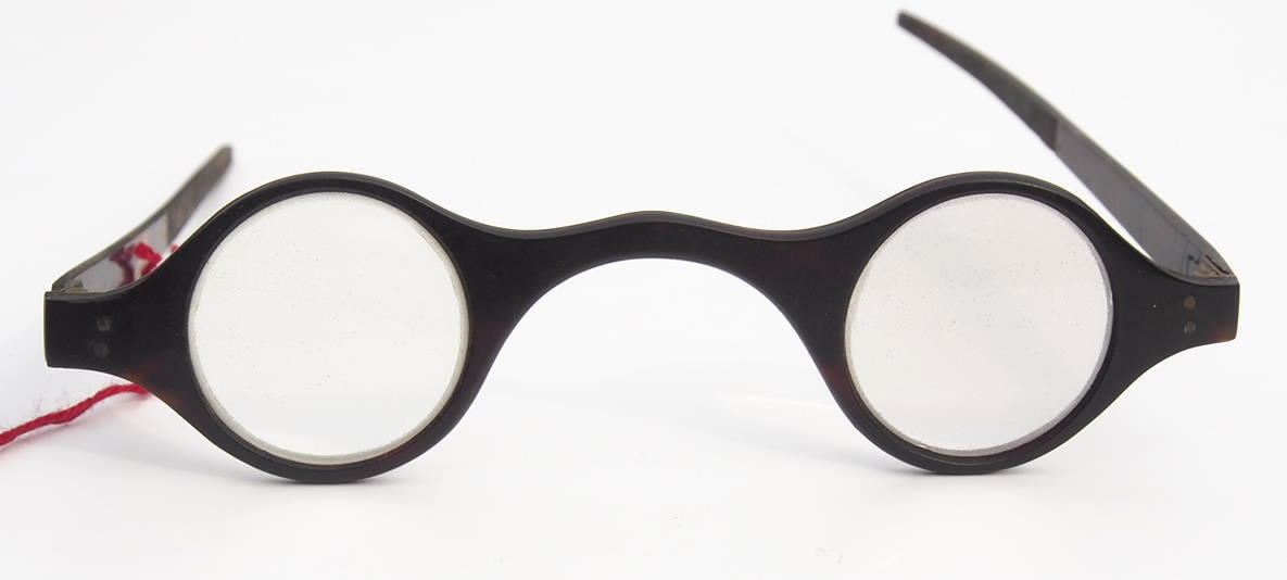 Hornbrille aus dem Brillenmuseum Hamburg aus der Zeit vor 1800