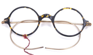 Runde Antikbrille aus Brillenacetat und goldenen Komfortbügeln