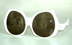 Weiße Vintage-Sonnenbrille der 70er Jahre mit braunen Sonnengläsern