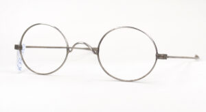 Ovale, antike Metallbrille aus dem Ende des 19. Jahrhunderts  mit Steckbügeln