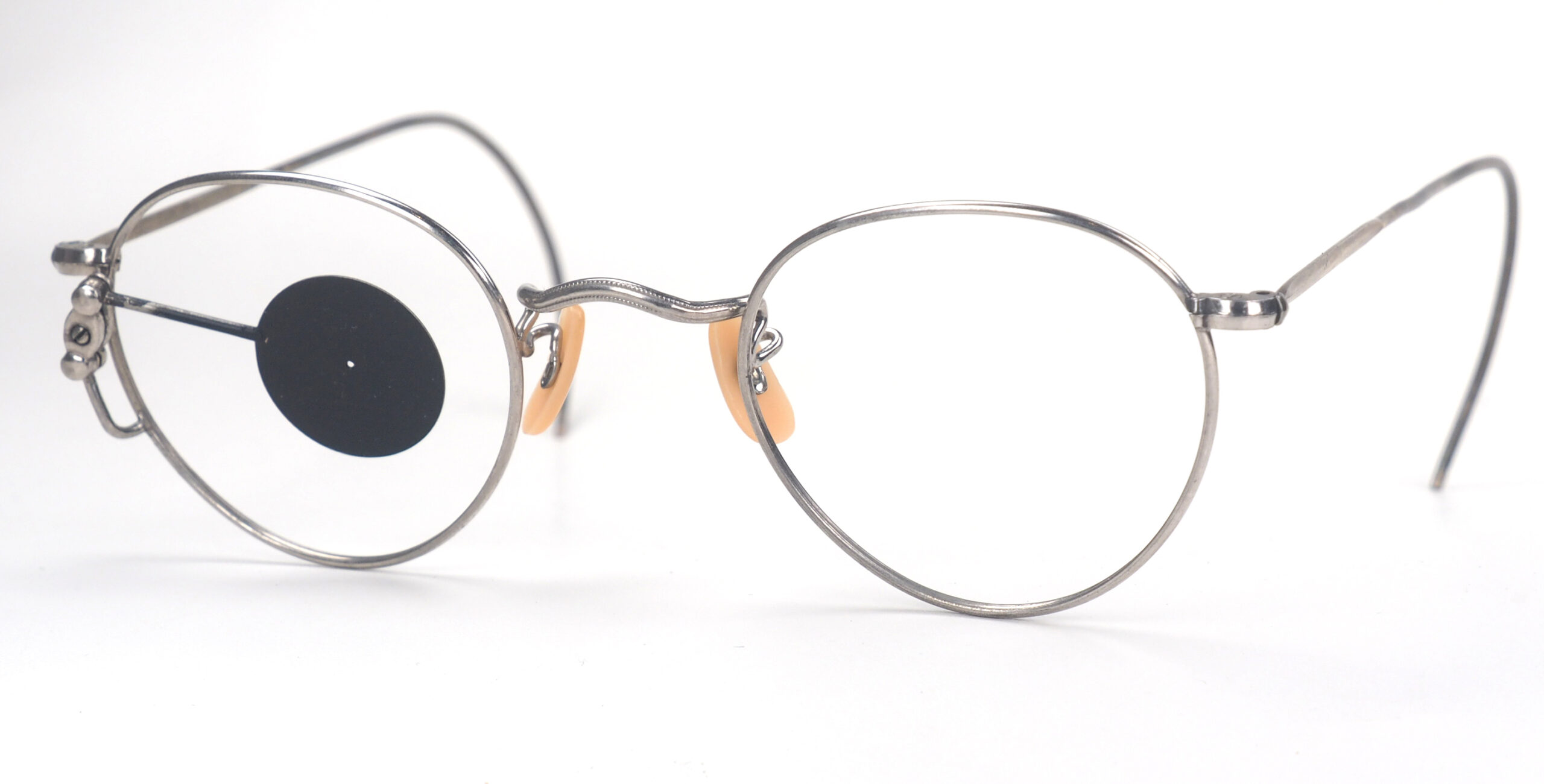 Schießbrille, echt vintage. Mit hochklappbarer Lochblende – Bild 3