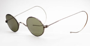 Ovale Schubert Sonnenbrille mit W-Steg. Antikbrille, hergestellt: Ende des  19. Jahrhunderts