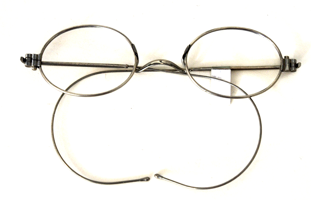 Ovale Schubert-Brille mit W-Steg, hergestellt um 1900