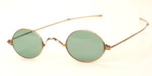 Ovale, antike Goldbrille mit Ellenbogen-Bügeln und grünen Gläsern