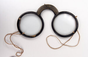 Asiatische Fadenbrille aus Pappmachè