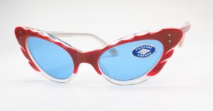 Cateye Brille der 50er Jahre, rot mit blauen Gläsern