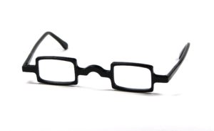 Kleine, schwarze und viereckige Brille der seltenen Art