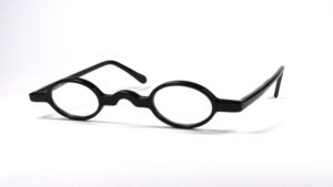 Kleine, schwarze, ovale Brille der seltenen Art