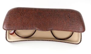Echtes Hartschalen-Brillenetui aus den 40 Jahren, braun, sehr stabil für kleine Brillen passend.