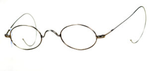 Ovale antike Brille hergestellt um 1900 mit Gespinstbügeln, noch fabrikneu