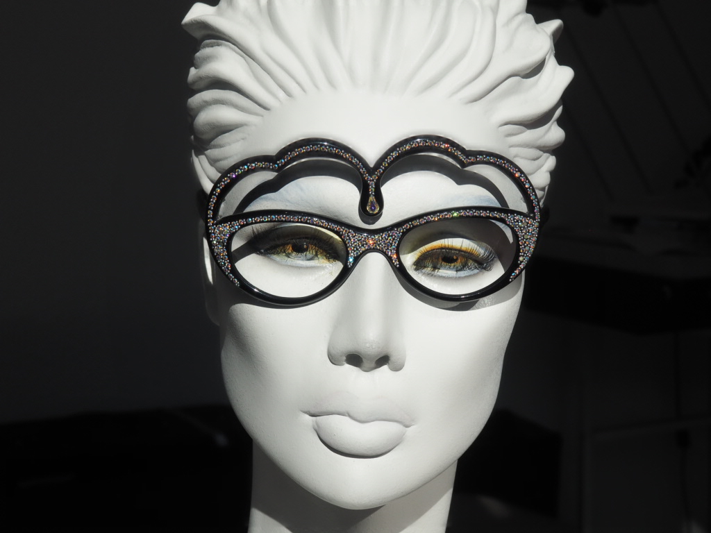 Schmuckbrille, Prinzessinenbrille, Einzelstück mit viel Strass besetzt. – Bild 2