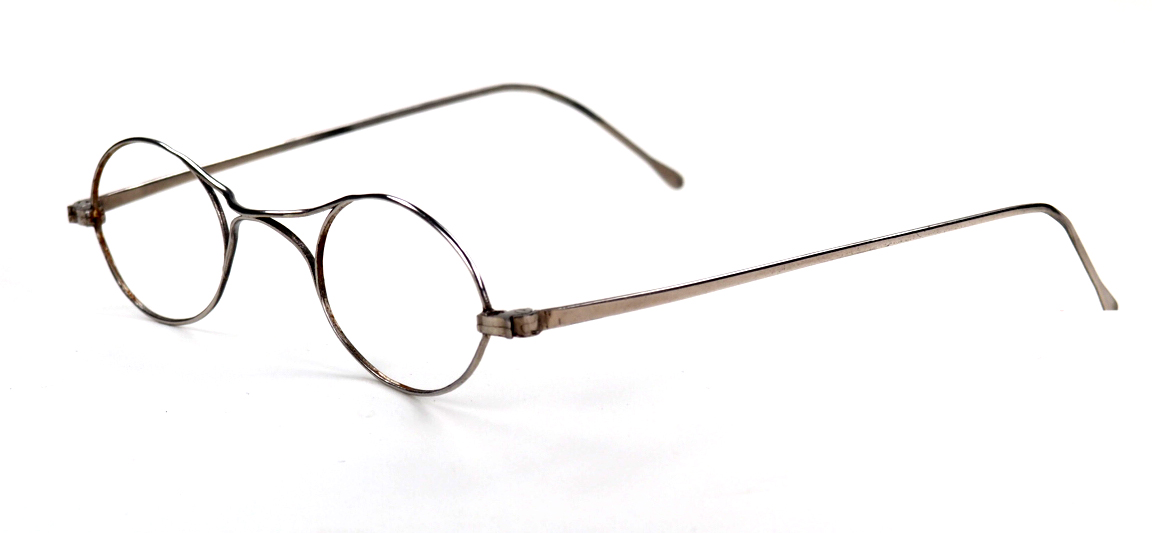 Schubert Brille, kleine Ratsherrenbrille mit Brezelsteg vor 1900 – Bild 2