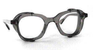 Schutzbrille mit einklappbaren Seitenschutzen