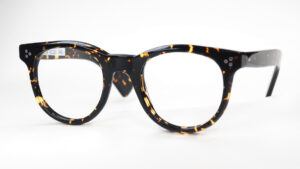 Große Vintagebrille der 80er Jahre in Havanna mit Dreipunktstiftnieten