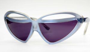 Brille nicht nur für Film und Theater aus hellem Acetat