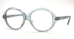 Vintagebrille der 70er Jahre aus transparentblauem Material