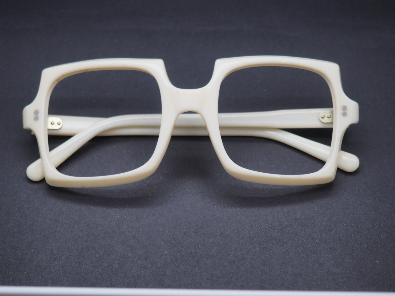 Weiße Vintagebrille aus den Siebziger Jahren, noch fabrikneu – Bild 3