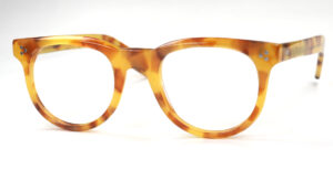 Große Vintagebrille der 80er Jahre in hellhavanna
