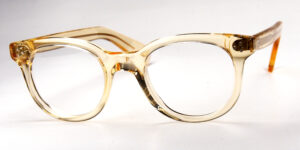Große Vintagebrille der 70er Jahre in honigfarben