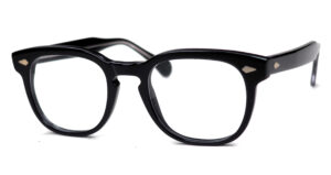 Vintagebrille der 80er Jahre in schwarz im Woody Allen-Style