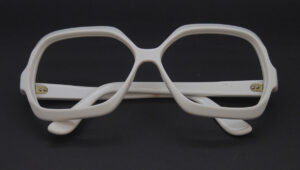 Weiße Vintagebrille aus den Siebziger Jahren